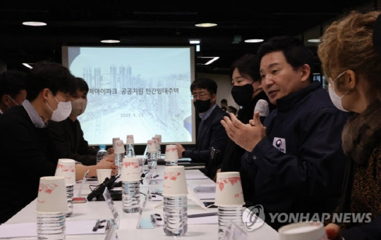 원희룡 국토교통부 장관이 13일 서울 구로구 고척 아이파크에서 공공지원 민간임대 하자보수 전수조사 현장을 점검하고 주민들과 간담회를 하고있다.